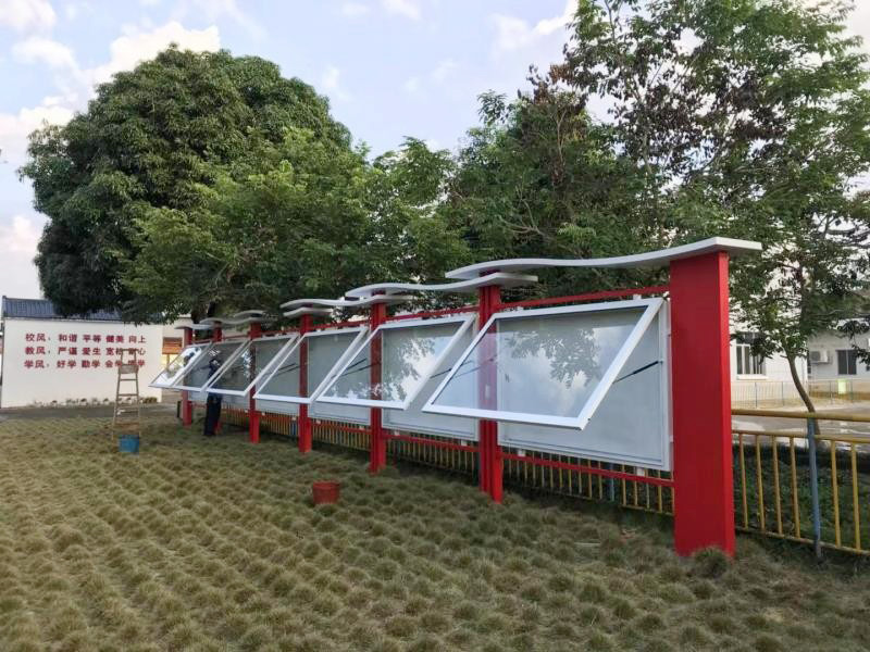 不锈钢宣传栏制作厂家：不锈钢与亚克力材料的各自优势